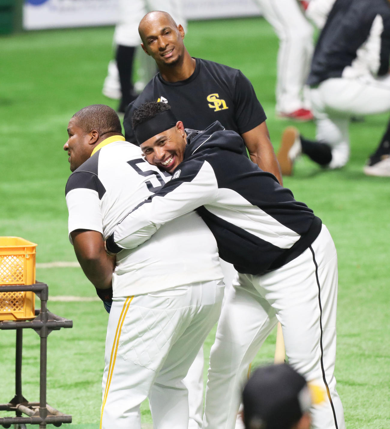 ソフトバンク対ロッテ　試合前の練習でじゃれあうデスパイネ（左）とマーティン（右）。それを見つめるグラシアル（後方）（撮影・屋方直哉）