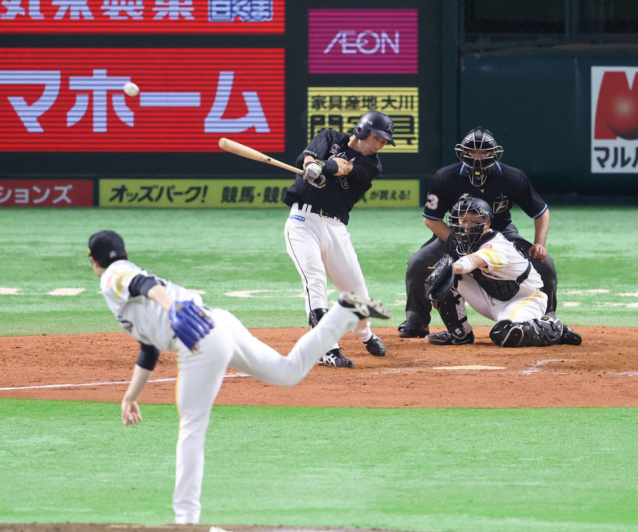 ソフトバンク対ロッテ　8回表ロッテ2死一、二塁、高部瑛斗は右前に適時打を放つ（撮影・梅根麻紀）
