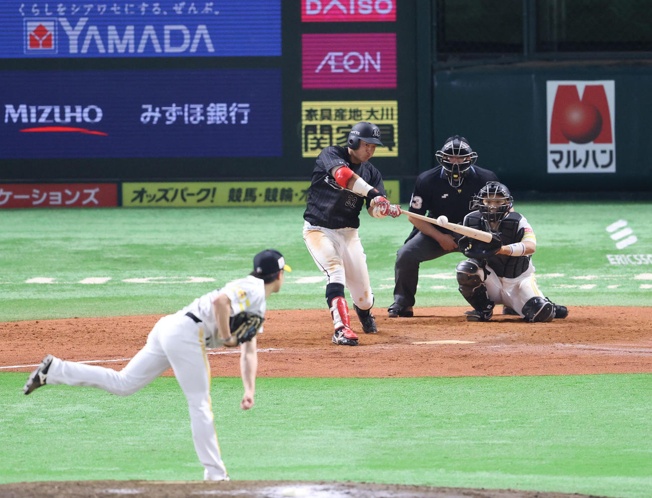 ソフトバンク対ロッテ　9回表ロッテ無死、佐藤都志也は右越え本塁打を放つ（撮影・梅根麻紀）
