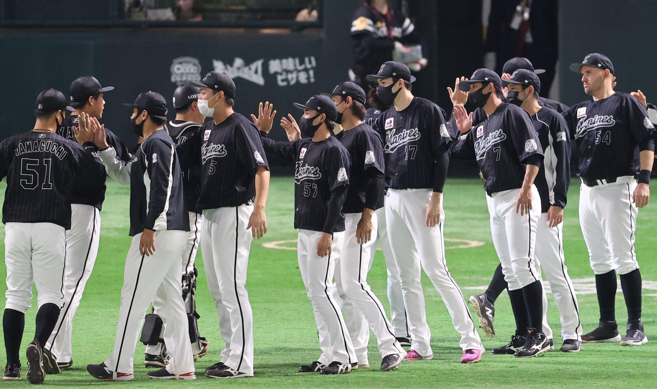 ソフトバンク対ロッテ　ソフトバンクに勝利しハイタッチをかわすロッテナイン（撮影・梅根麻紀）