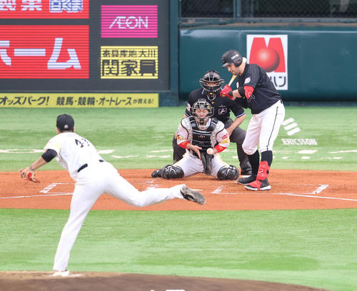 ソフトバンク対ロッテ 1回表ロッテ1死満塁、レアードは四球を選び一塁へ歩く、押し出しとなり先制(撮影・梅根麻紀)