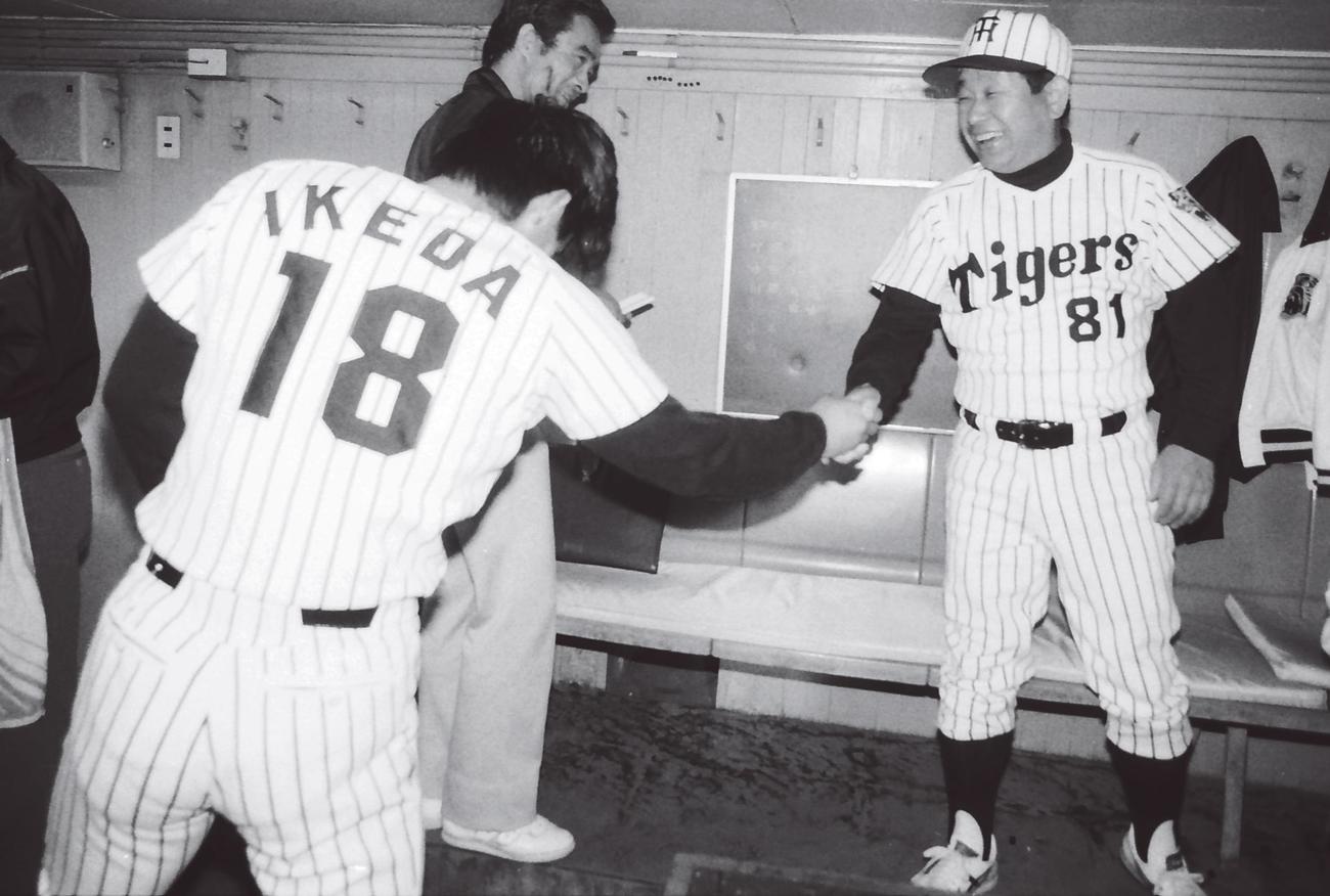 85年4月23日、阪神対ヤクルト　ベンチで池田親興（左）と笑顔で握手する吉田監督