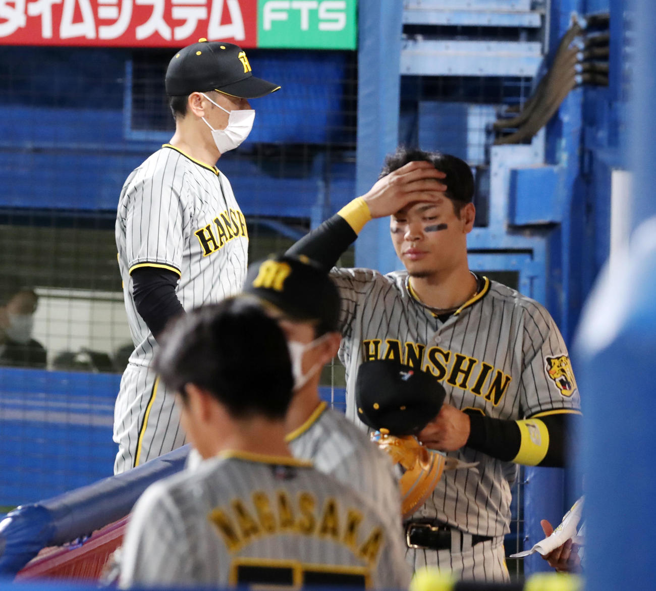 ヤクルト対阪神　7回表を終え選手交代を告げた矢野監督。右は佐藤輝（撮影・加藤哉）