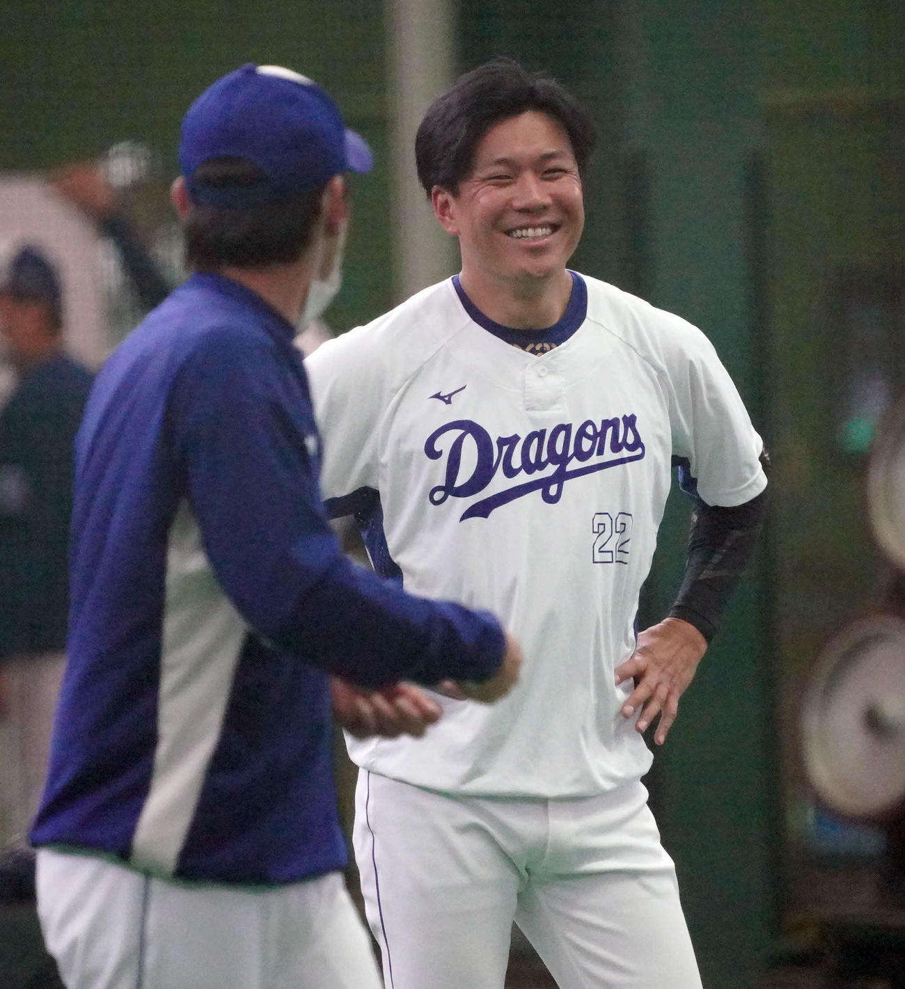 荒木コーチ（左）と談笑する大野雄（撮影・森本幸一）