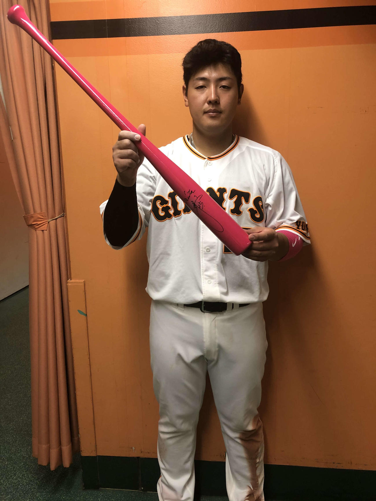 巨人岡本和真内野手がSSK社のチャリティーオークションに出品するバット(SSK社提供)