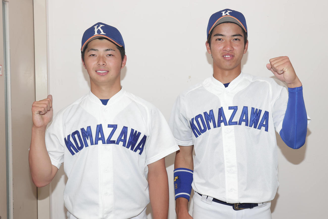 駒大対国学院大　勝利し笑顔でガッツポーズの東田（左）と大森（撮影・野上伸悟）