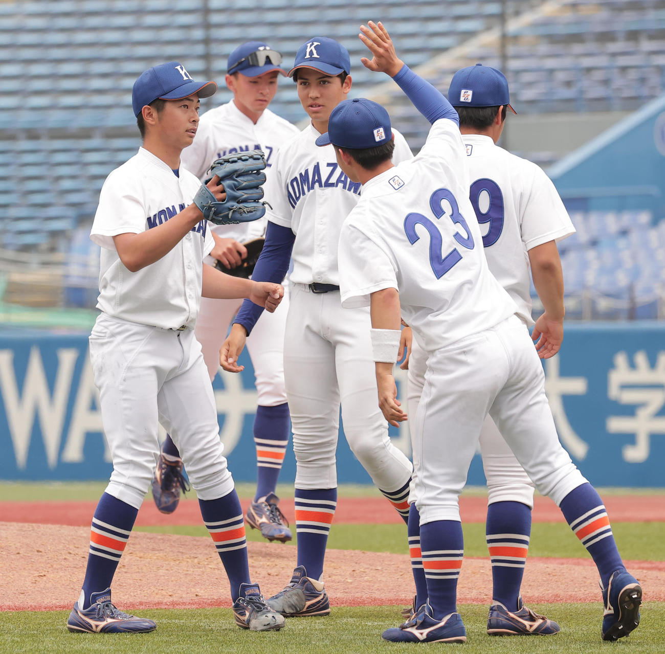 駒大対国学院大　1部残留を決め喜び合う東田（左端）ら駒大の選手たち（撮影・野上伸悟）