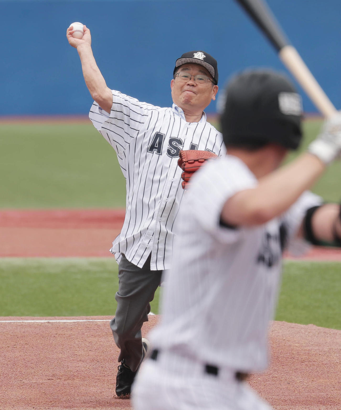 亜大対青学大　始球式を行う亜大・巴理事長（撮影・野上伸悟）