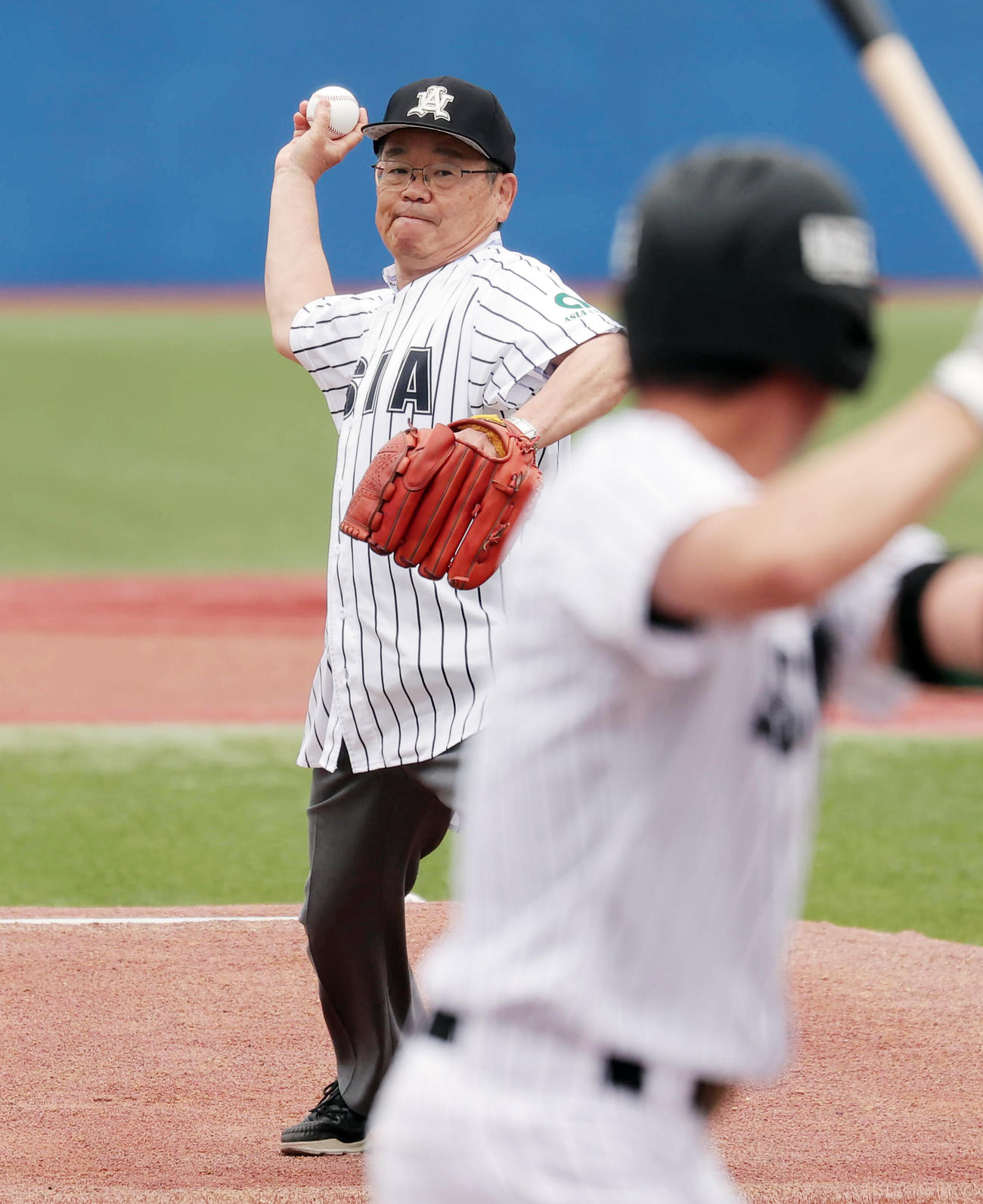 亜大対青学大　始球式を行う亜大・巴理事長（撮影・野上伸悟）