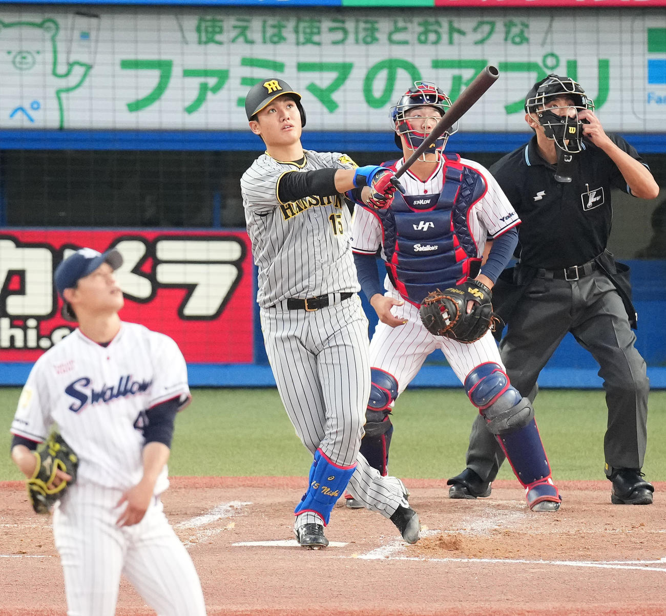 18日　ヤクルト対阪神　2回表阪神2死一塁、左越えに2点本塁打を放つ西純。投手は高橋（撮影・菅敏）