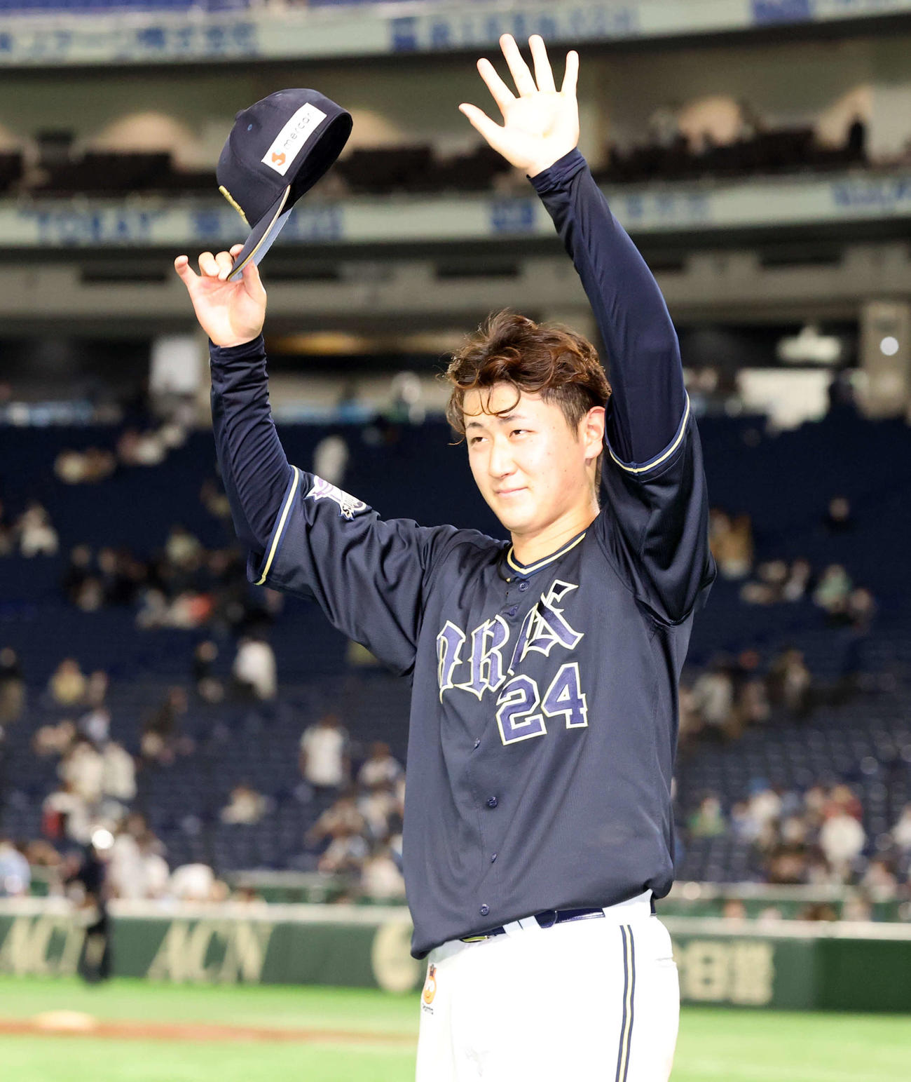 日本ハム対オリックス　決勝適時打を放ったオリックス紅林はスタンドに笑顔で手を振る（2022年4月27日撮影）