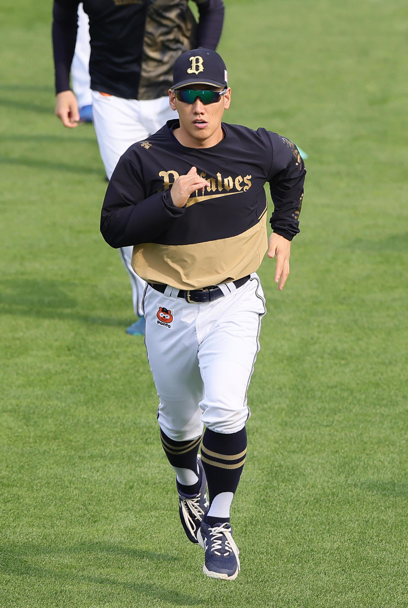 試合前練習で体を動かすオリックス吉田正（撮影・足立雅史）
