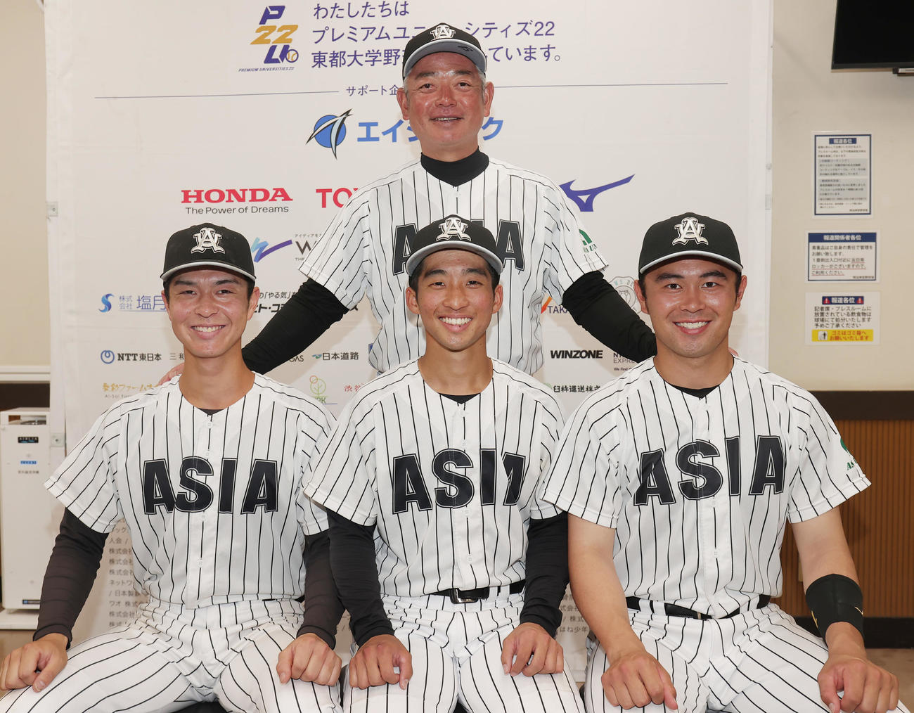 亜大対青学大　笑顔で選手をねぎらう亜大・生田監督（後方）。前列左から大越、田中幹、藤江（撮影・野上伸悟）