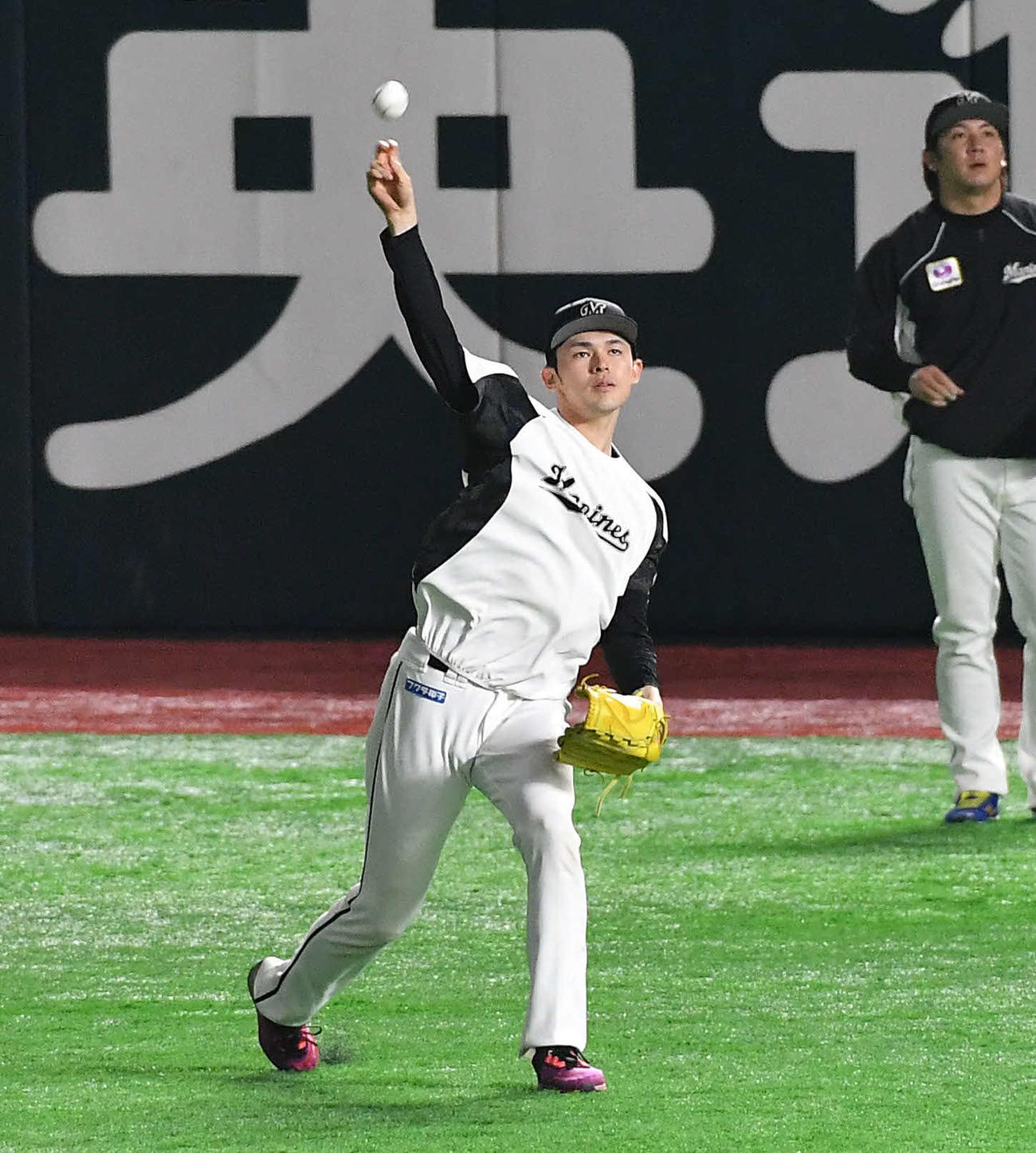 ソフトバンク対ロッテ　キャッチボール中を行う佐々木朗（撮影・岩下翔太）