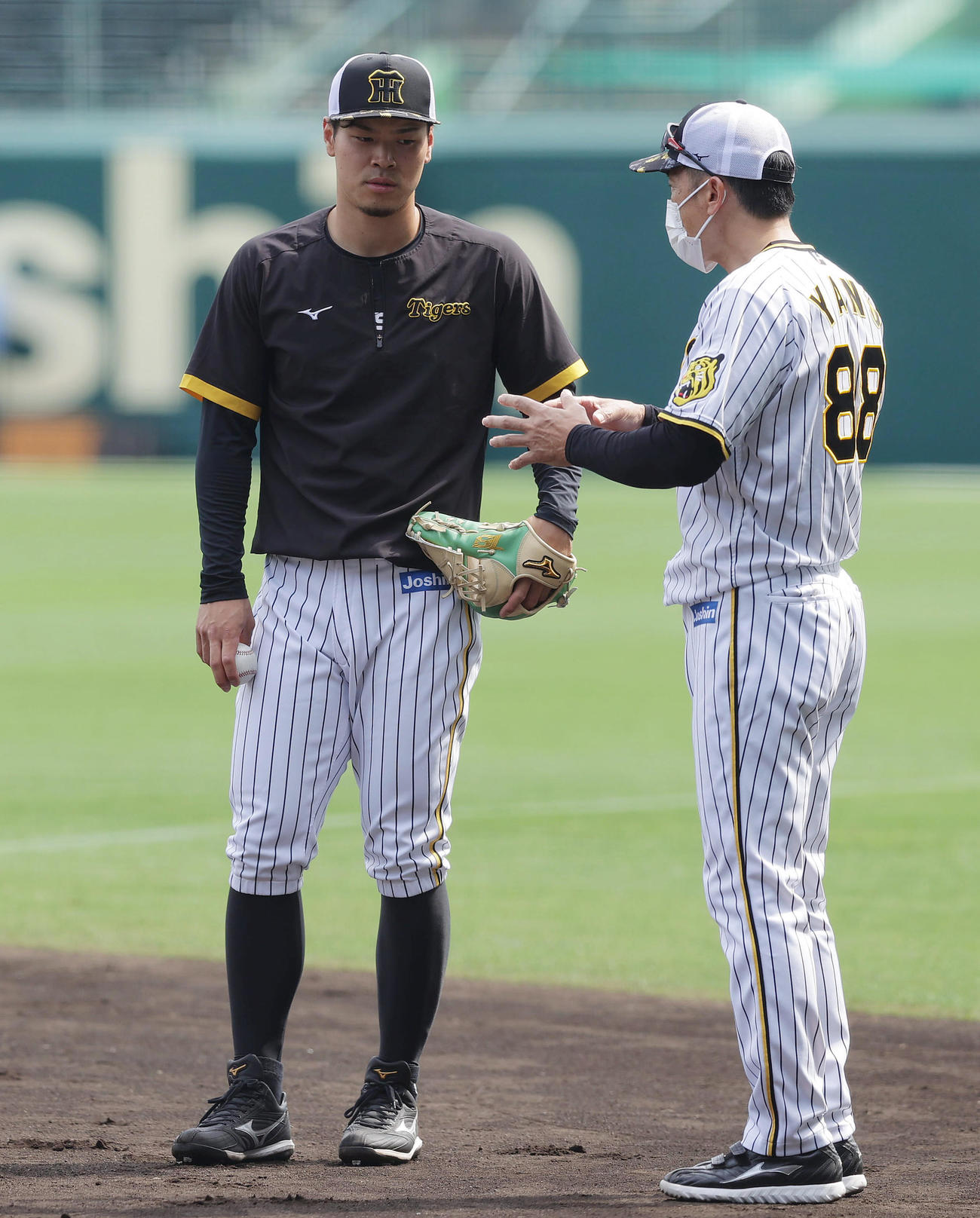 阪神対巨人　試合前練習で阪神矢野監督（右）から指導を受ける佐藤輝（撮影・前田充）