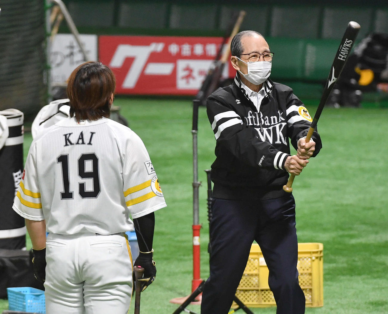 ソフトバンク対ロッテ　剣道のような動きで甲斐（左）に指導する王球団会長（撮影・岩下翔太）
