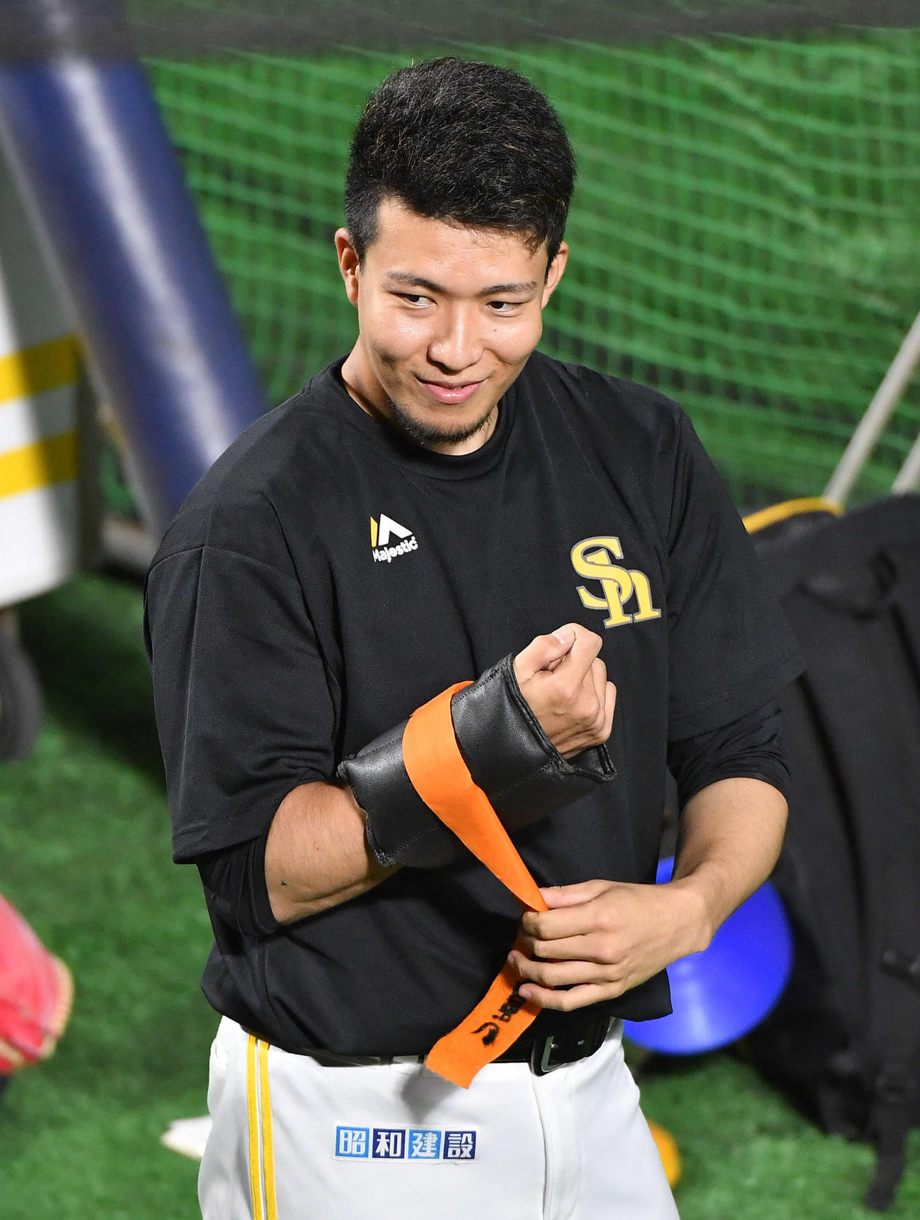 ソフトバンク対ロッテ　腕に重りをつける千賀（撮影・岩下翔太）