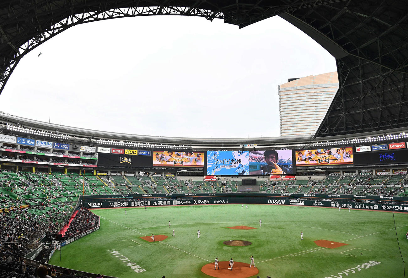 ソフトバンク対ロッテ　「ルーフオープンデー」イベントで、天井が開けられて試合が行われる（撮影・岩下翔太）