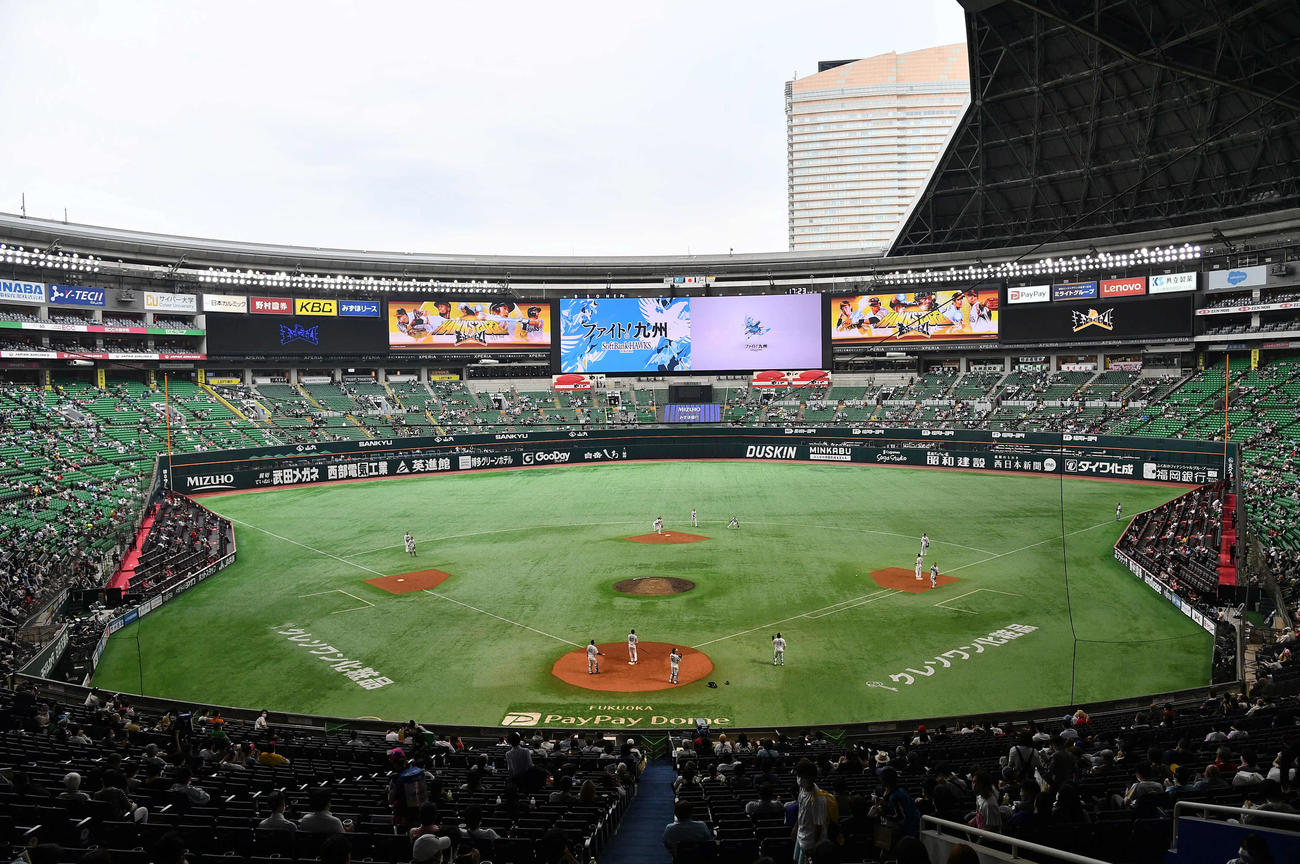 ソフトバンク対ロッテ　「ルーフオープンデー」イベントで、天井が開けられて試合が行われる（撮影・岩下翔太）