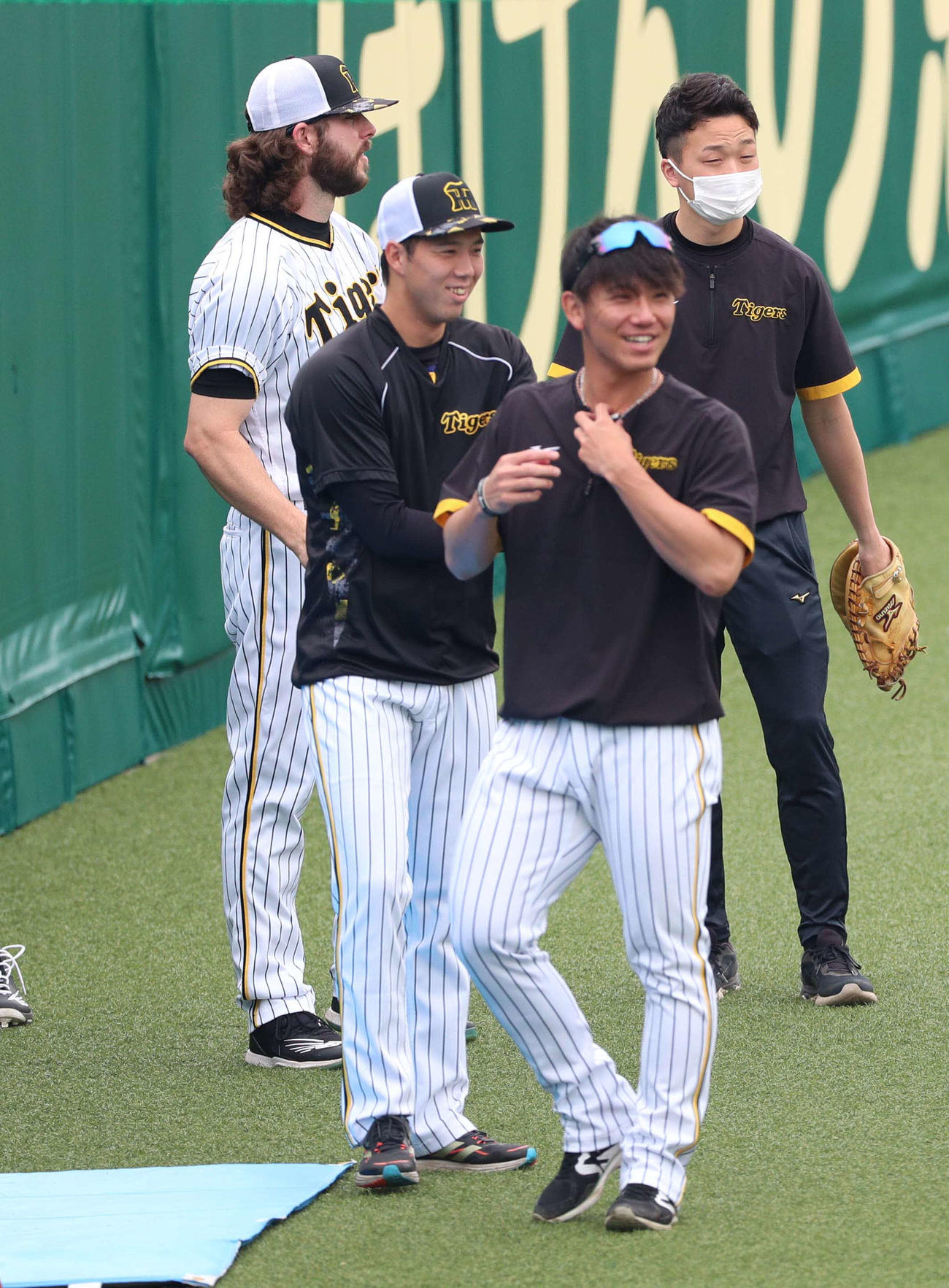 阪神対巨人　巨人戦先発が予想される左からウィルカーソン、青柳、伊藤将（撮影・上田博志）