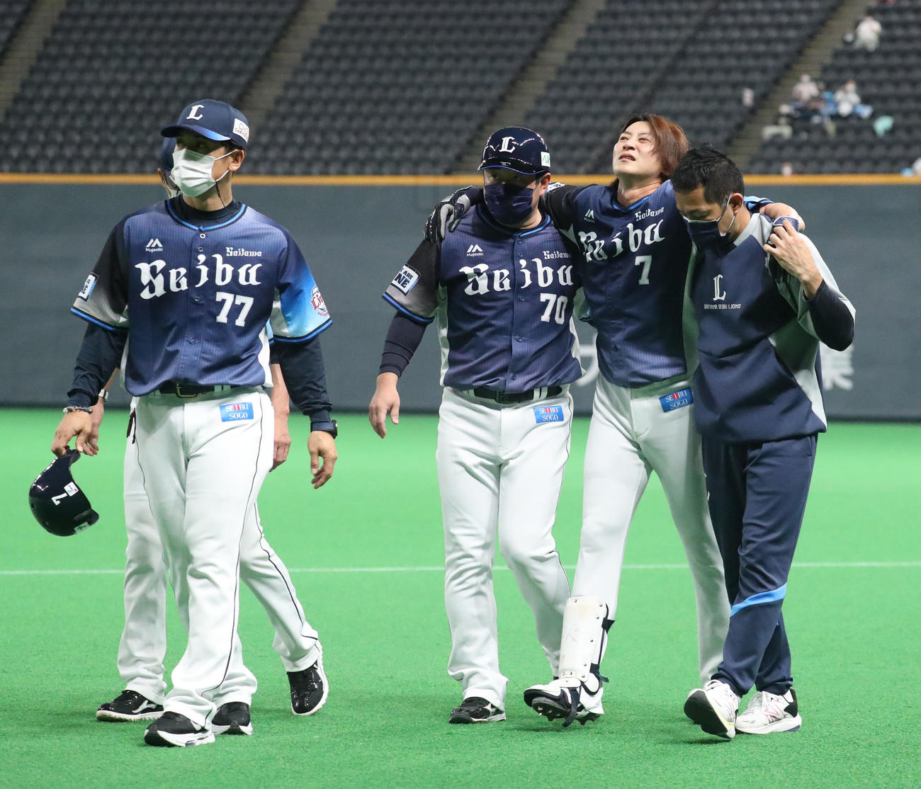 日本ハム対西武　1回表西武無死二塁、セーフティーバントを決めるも右足を負傷しベンチに下がる金子（撮影・佐藤翔太）