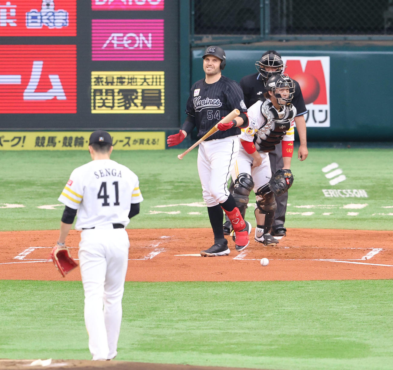 ソフトバンク対ロッテ　1回表ロッテ1死満塁、レアードは四球を選び一塁へ歩く、押し出しとなり先制（撮影・梅根麻紀）