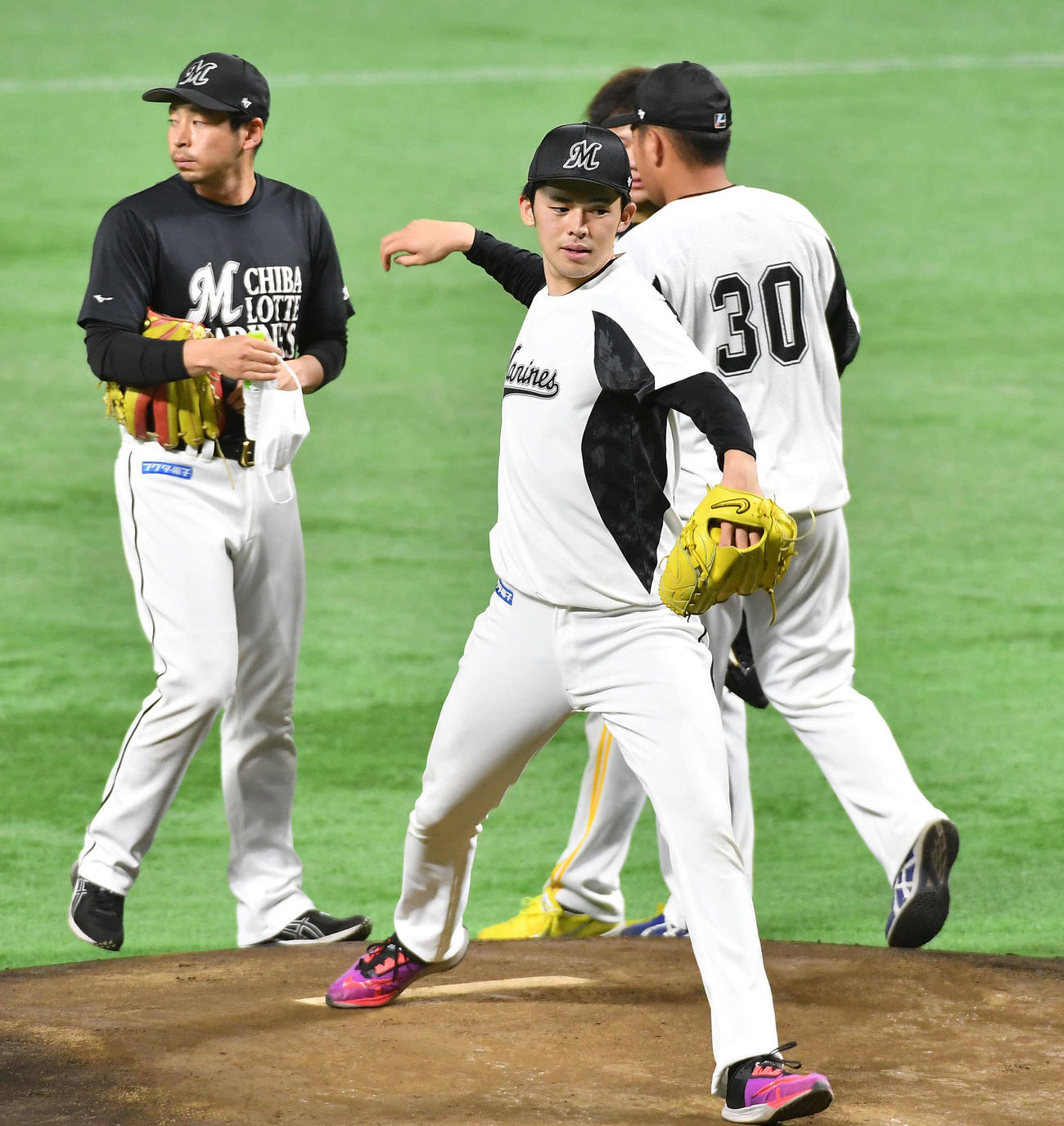 ソフトバンク対ロッテ　マウンドの感触を確かめる佐々木朗（撮影・岩下翔太）
