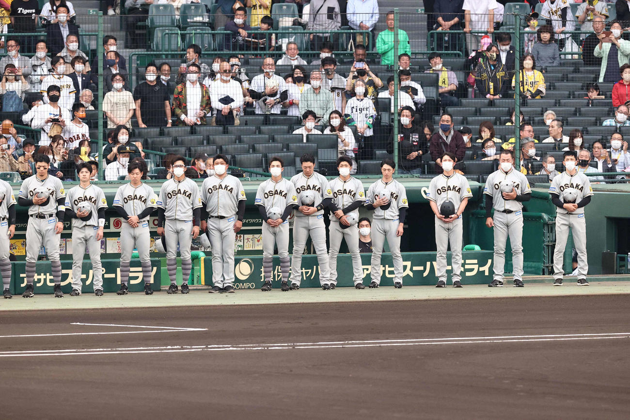 阪神対巨人　復刻ユニホームでベンチ前に整列する阪神ナイン（撮影・上田博志）