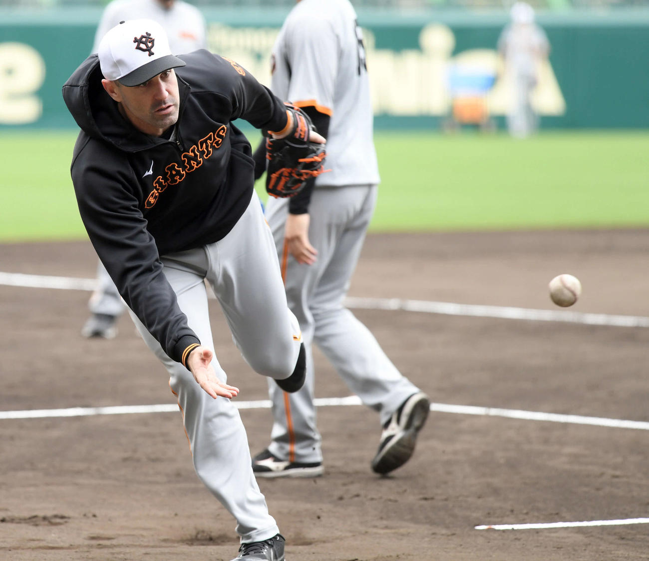 巨人対阪神　試合前練習で軽快な動きを見せる巨人シューメーカー（撮影・たえ見朱実）
