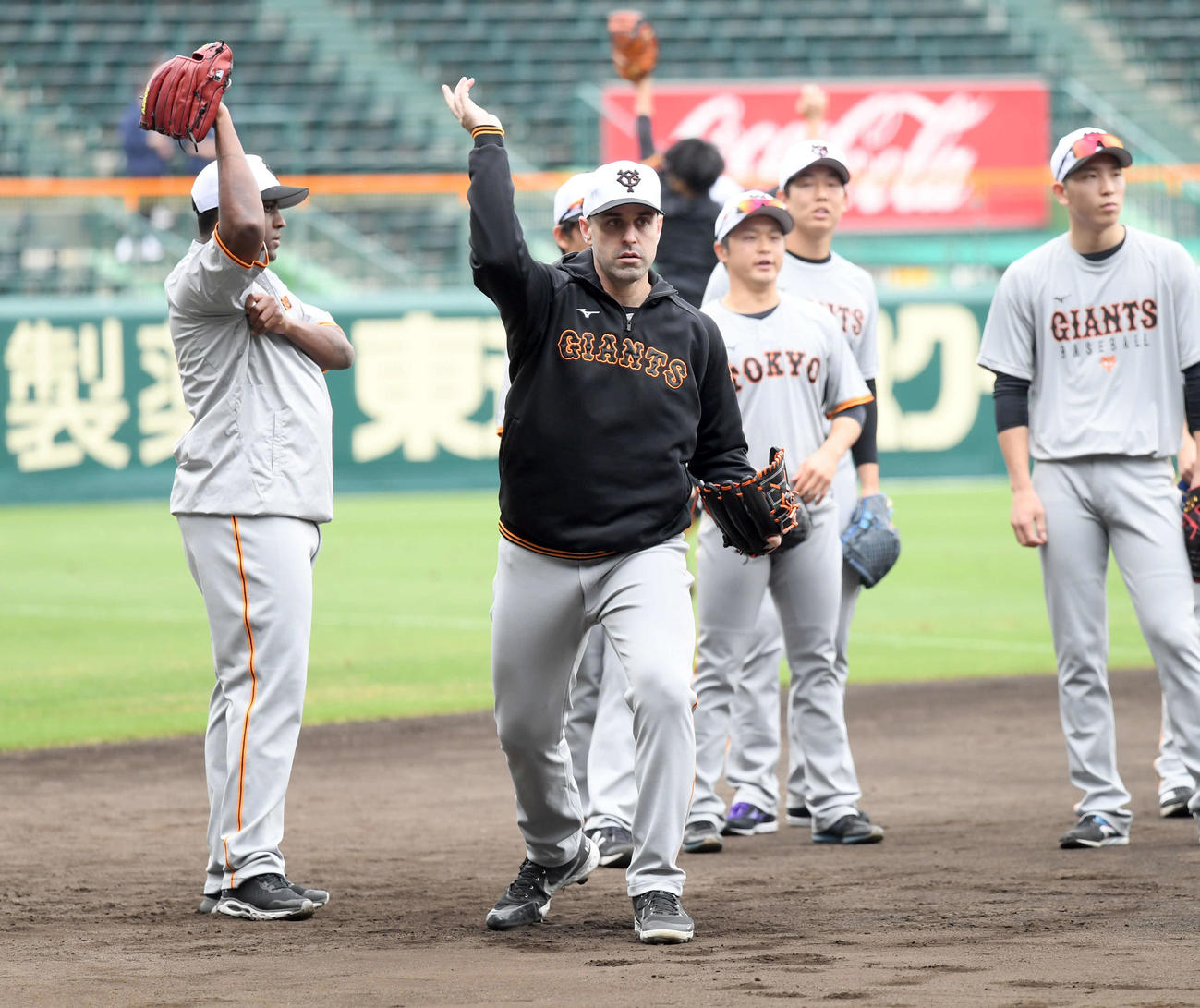 巨人対阪神　試合前練習で軽快な動きを見せる巨人シューメーカー（撮影・たえ見朱実）