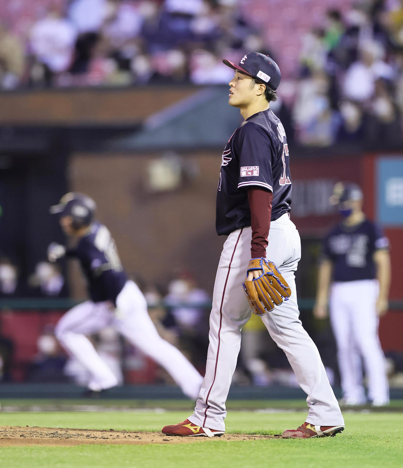 楽天対オリックス　3回表オリックス2死、大城（後方左）に先制の本塁打を浴びた滝中（撮影・足立雅史）