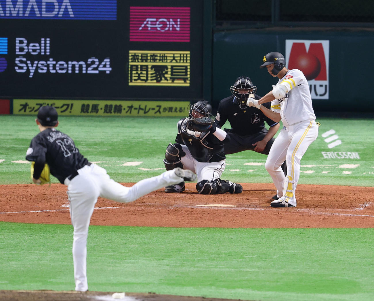 ソフトバンク対ロッテ　3回裏ソフトバンク無死、真砂勇介への初球が松川虎生捕手に当たる（撮影・梅根麻紀）