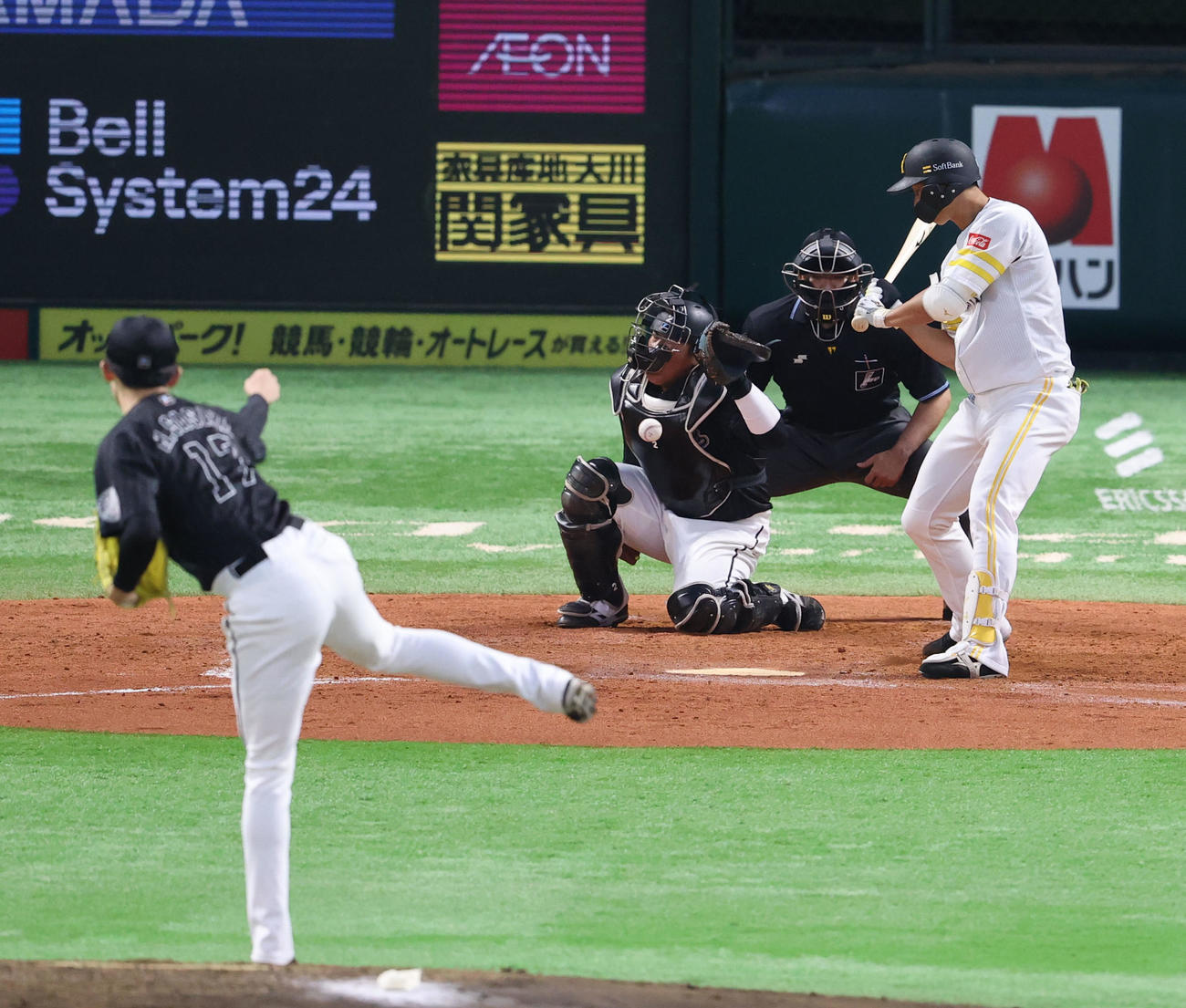 ソフトバンク対ロッテ　3回裏ソフトバンク無死、真砂勇介への初球が松川虎生捕手に当たる（撮影・梅根麻紀）