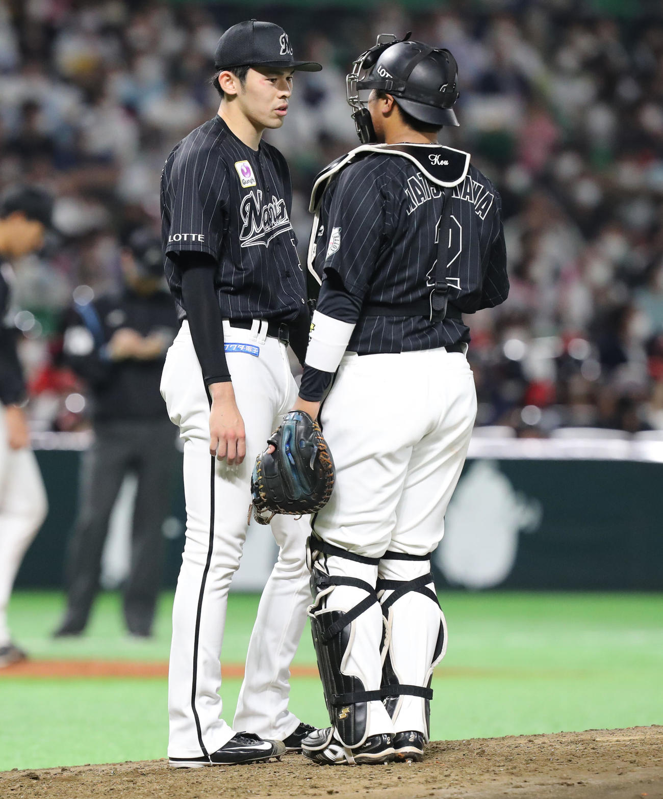 ソフトバンク対ロッテ　4回裏ソフトバンク2死一、二塁、マウンドで話をする松川（右）と佐々木朗（撮影・屋方直哉
