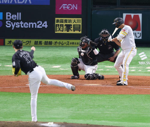 ロッテ】佐々木朗希の160キロが松川虎生の首元直撃、サイン違いか