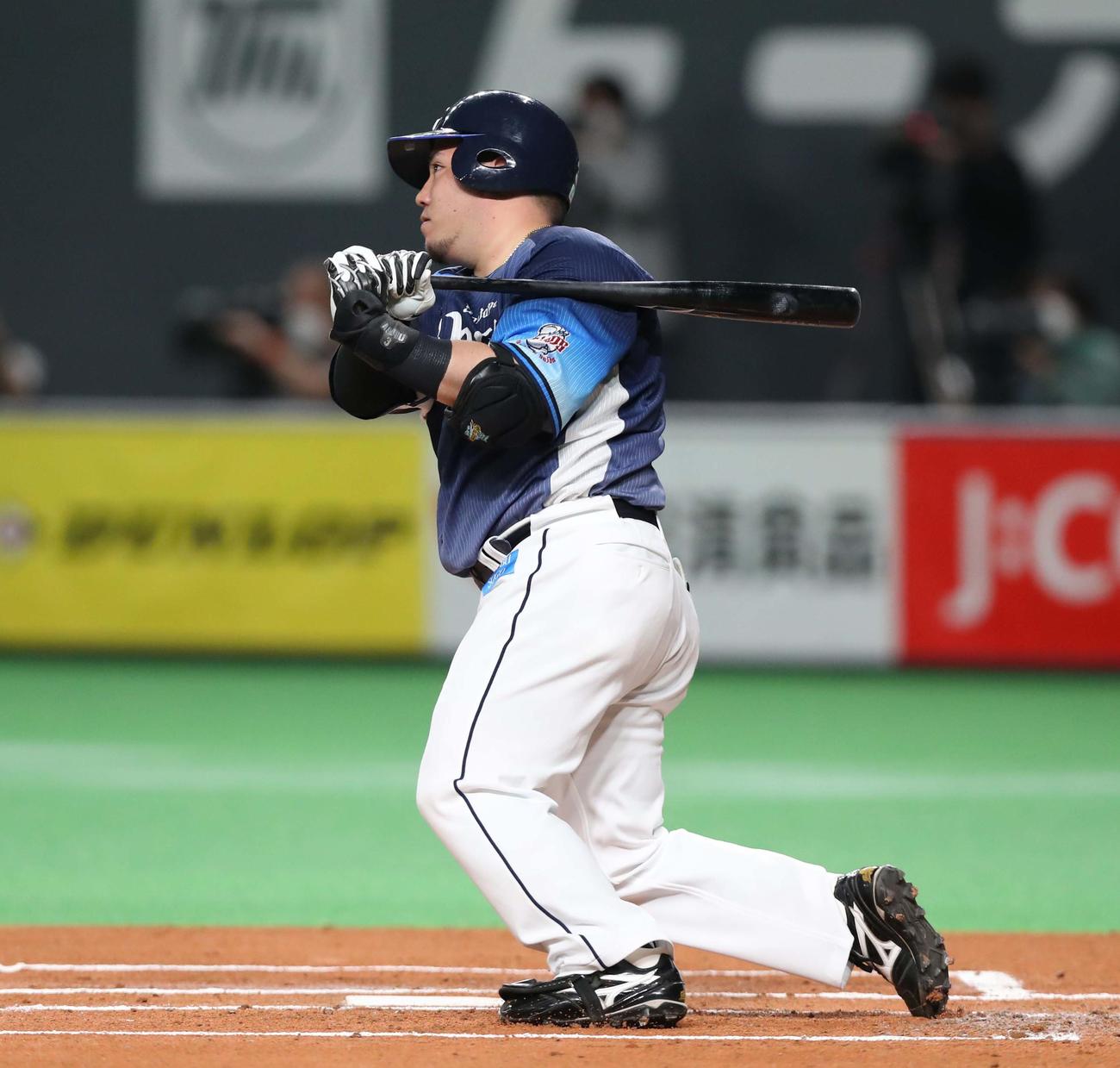 日本ハム対西武　1回表西武1死二塁、左前適時打を放つ山川（撮影・黒川智章）