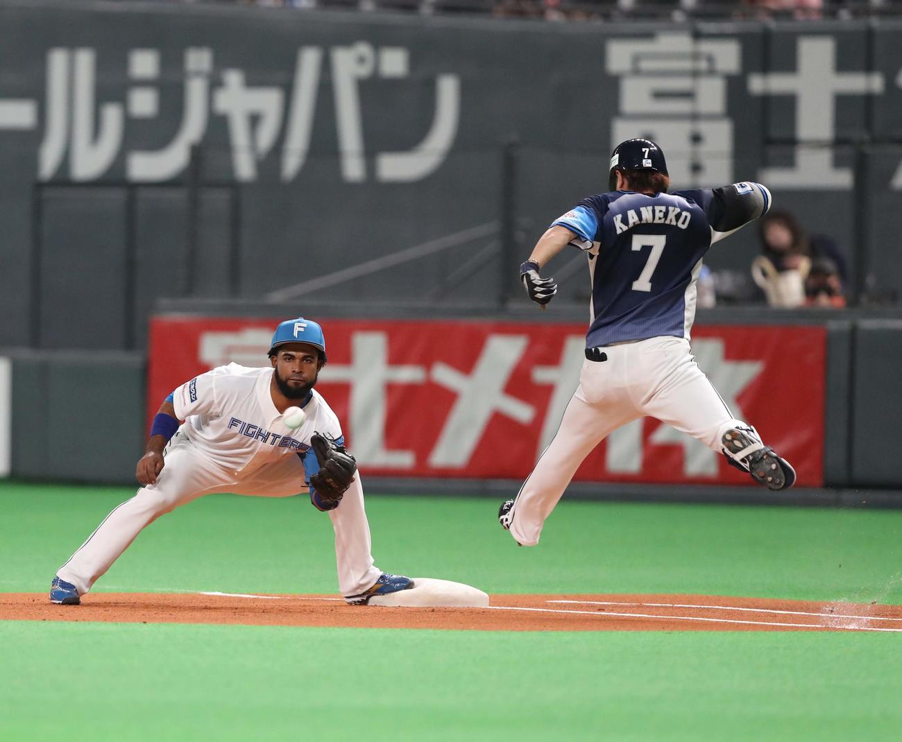 日本ハム対西武　1回表西武無死二塁、セーフティーバントを決めた金子は一塁に駆け込むときに右足を痛める（撮影・黒川智章）