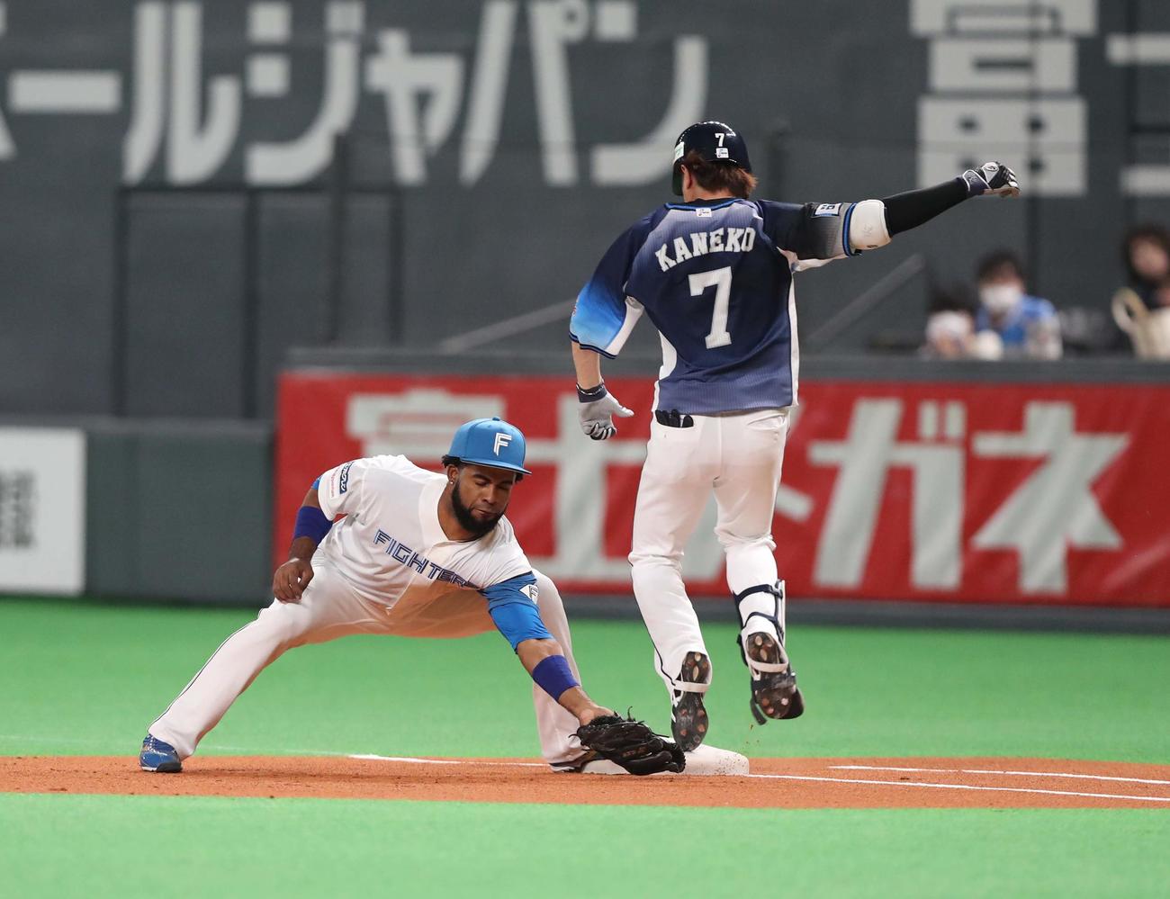 日本ハム対西武　1回表西武無死二塁、セーフティーバントを決めた金子は一塁に駆け込むときに右足を痛める（撮影・黒川智章）