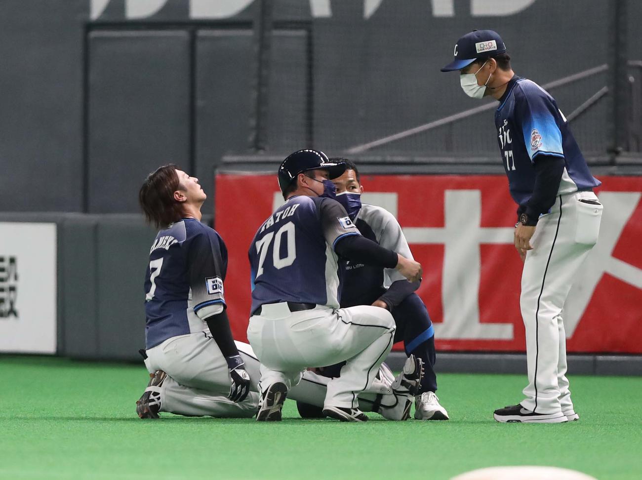 日本ハム対西武　1回表西武無死二塁、セーフティーバントを決めた金子は一塁に駆け込むときに右足を痛める（撮影・黒川智章）