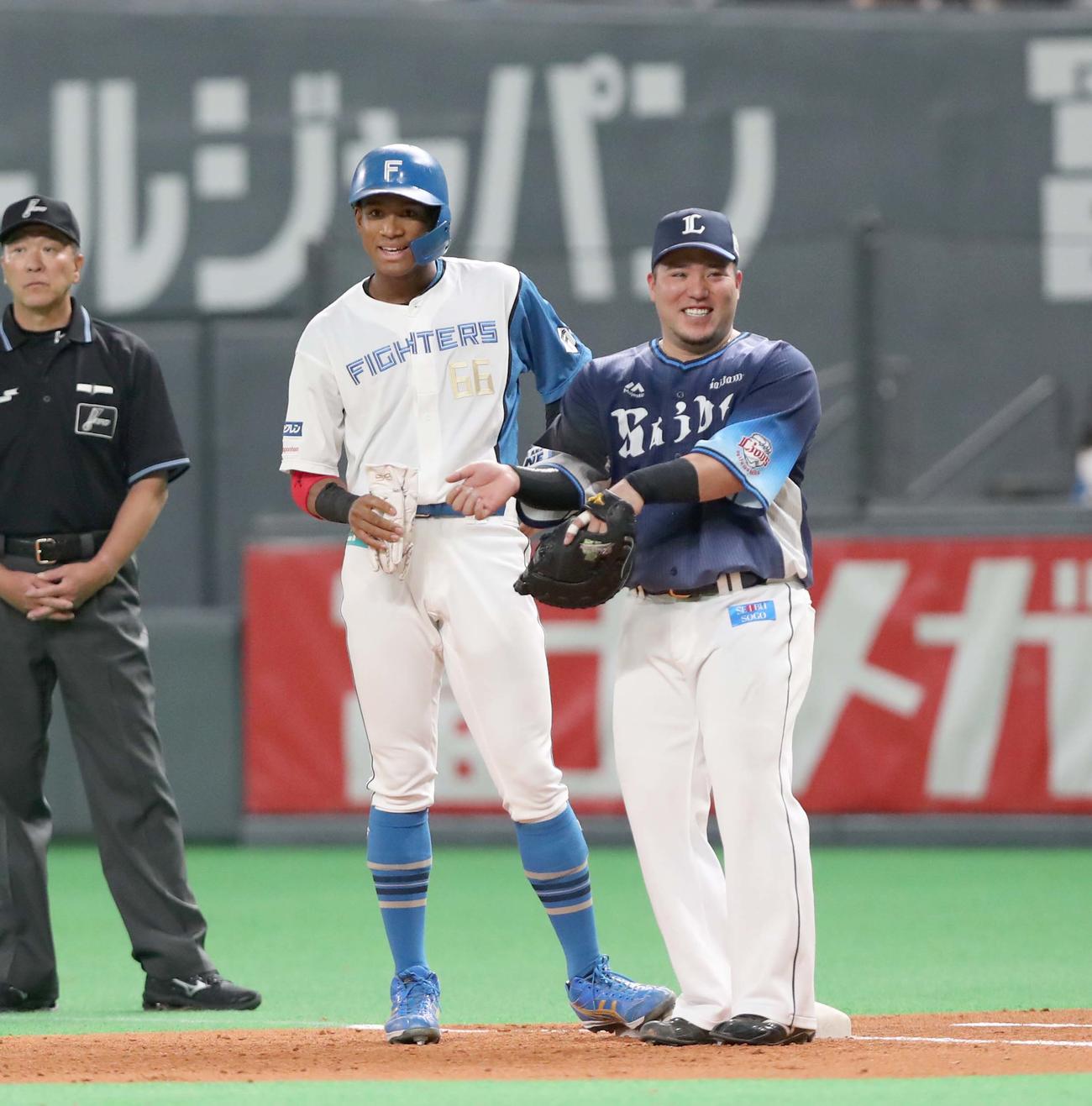 日本ハム対西武　4回裏、安打を放った万波（左）と話す山川（撮影・黒川智章）