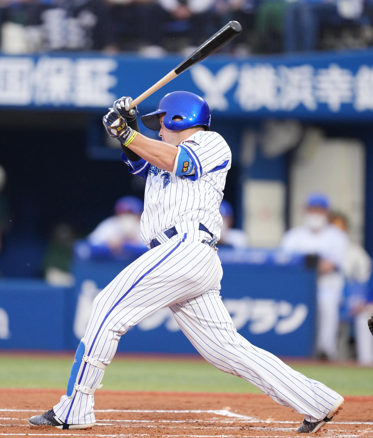 DeNA対ヤクルト　1回裏DeNA1死二塁、右適時二塁打を放つ牧（撮影・菅敏）
