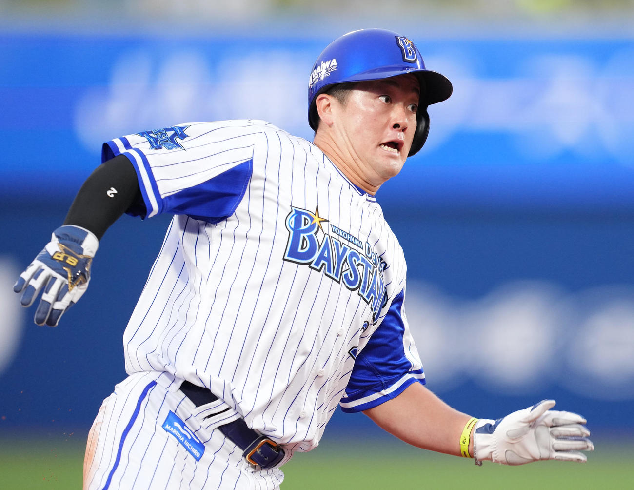 DeNA対ヤクルト　1回裏DeNA2死二塁、高梨の暴投の間に本塁へ向かう二塁走者牧（撮影・菅敏）