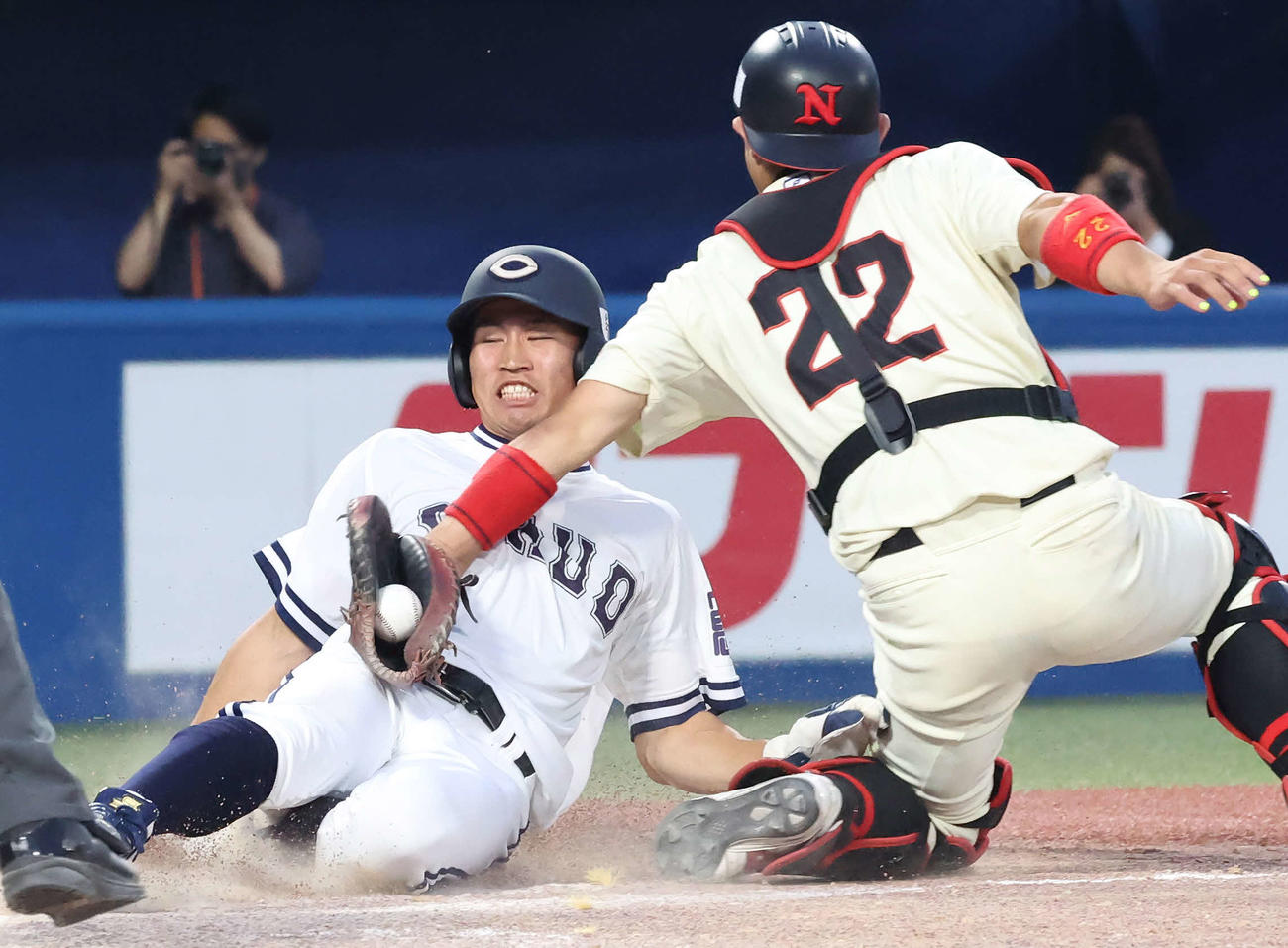 日大対中大　8回裏中大1死一、二塁、石井の右前安打で同点を狙った二塁走者高橋は本塁タッチアウト。捕手友田（撮影・丹羽敏通）