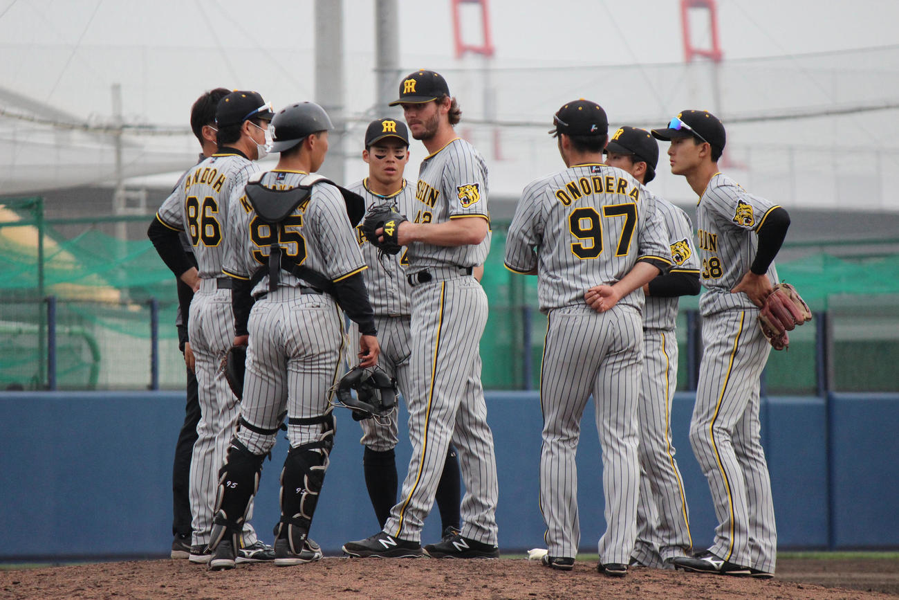 延長10回のピンチで阪神内野陣がケラーのもとに集まる（撮影・柏原誠）