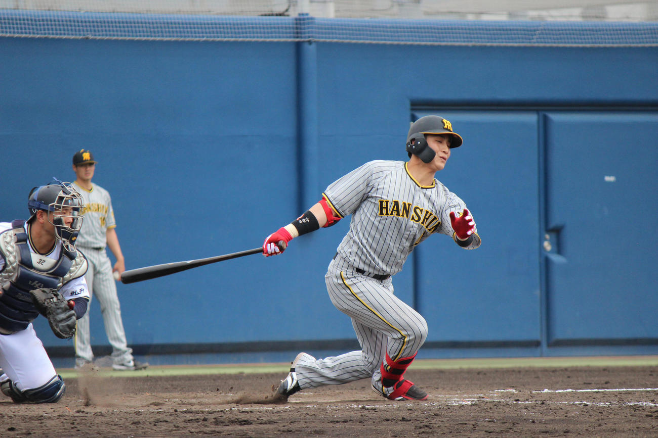 2軍オリックス戦の4回、空振り三振を喫する阪神木浪（撮影・柏原誠）