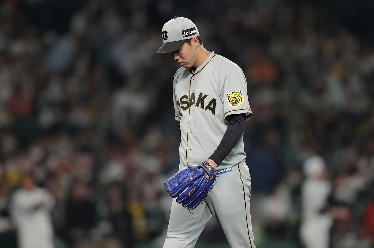 阪神対巨人　6回表を投げ終え、2失点した青柳はうつむきながら悔しそうにベンチへ戻る（撮影・前田充）