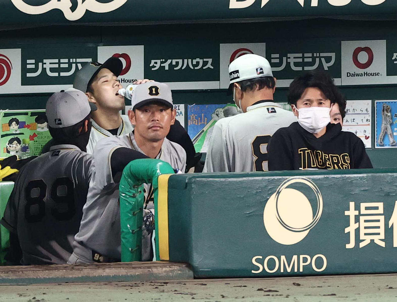 阪神対巨人　青柳（左から2人目）は6回2失点で降板しベンチで水分を補給する（撮影・上田博志）