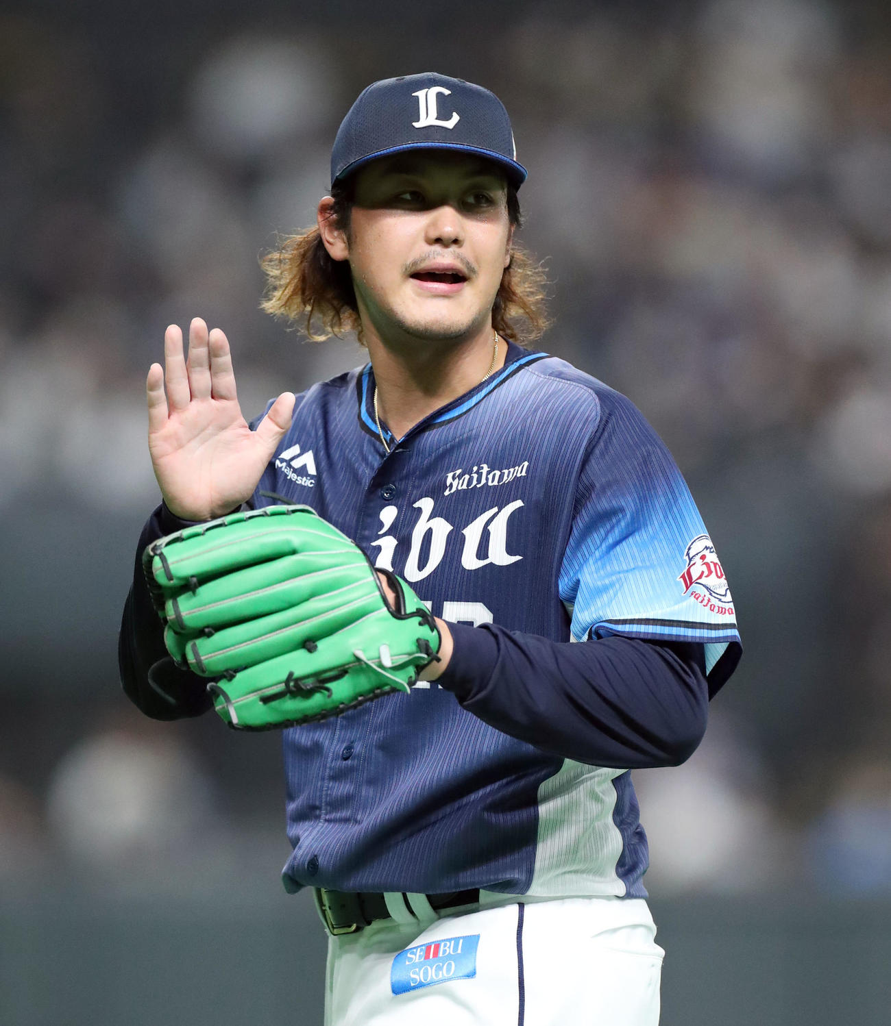 日本ハム対西武　3回裏を無失点に抑えグラブをたたきながらナインを出迎える西武高橋（撮影・佐藤翔太）