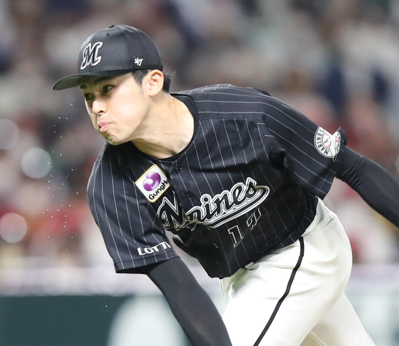 ソフトバンク対ロッテ　6回裏を投げる佐々木朗（撮影・屋方直哉）