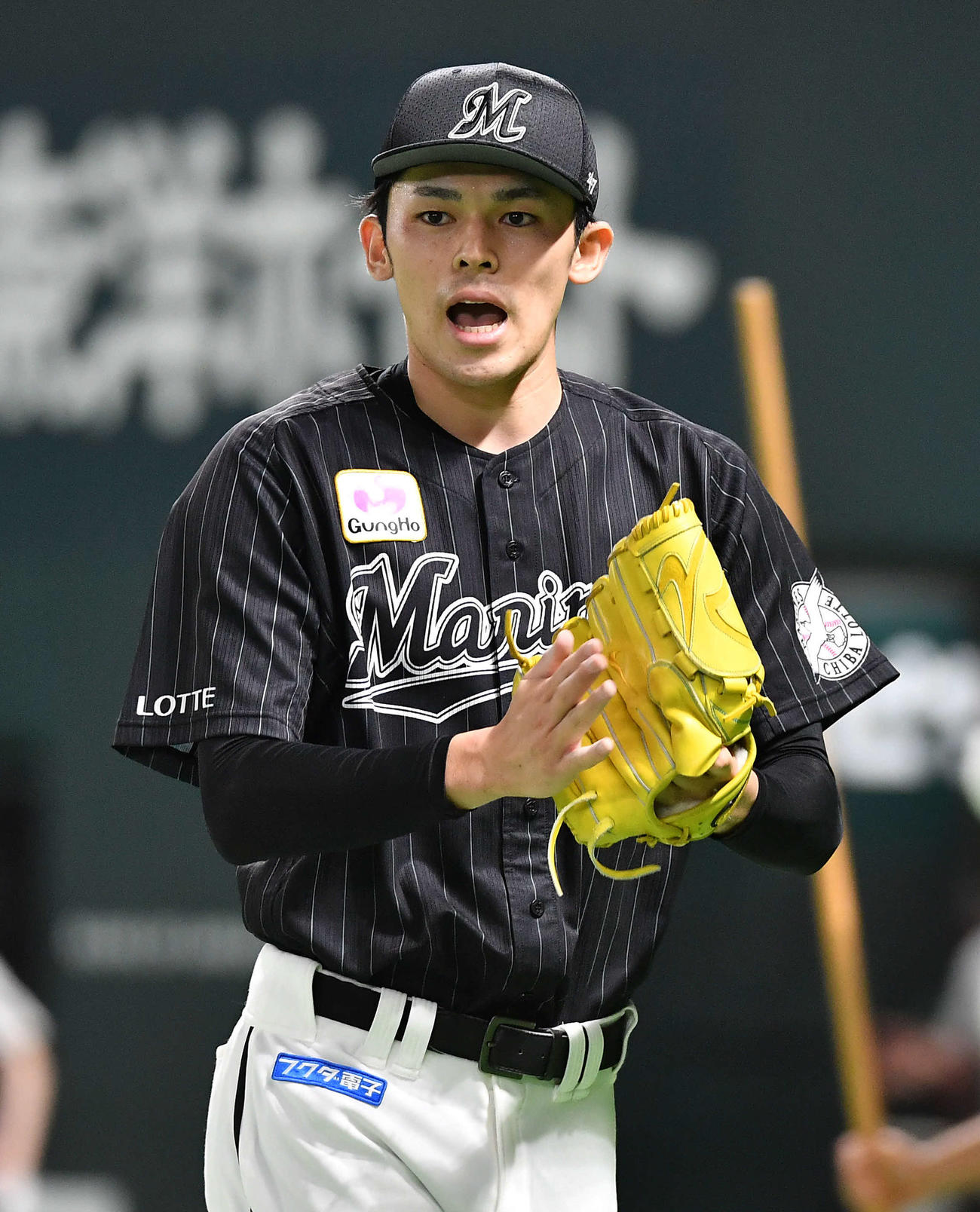 ソフトバンク対ロッテ　5回裏、グラブをたたきながらベンチへ戻る佐々木朗（撮影・岩下翔太）